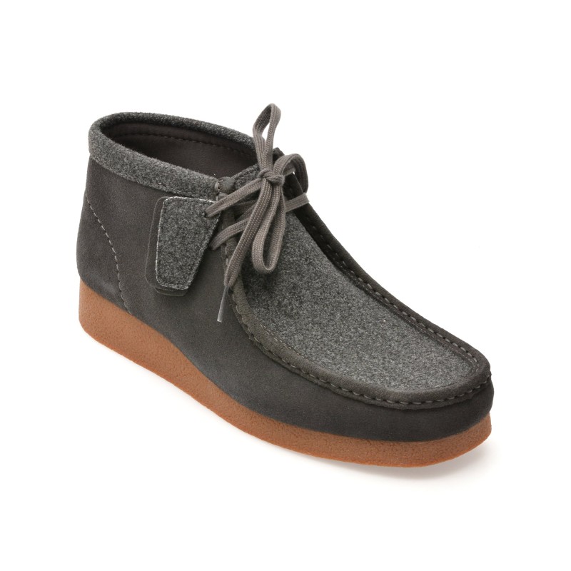 Ghete CLARKS gri, WALLABEE EVO BT, din piele intoarsa